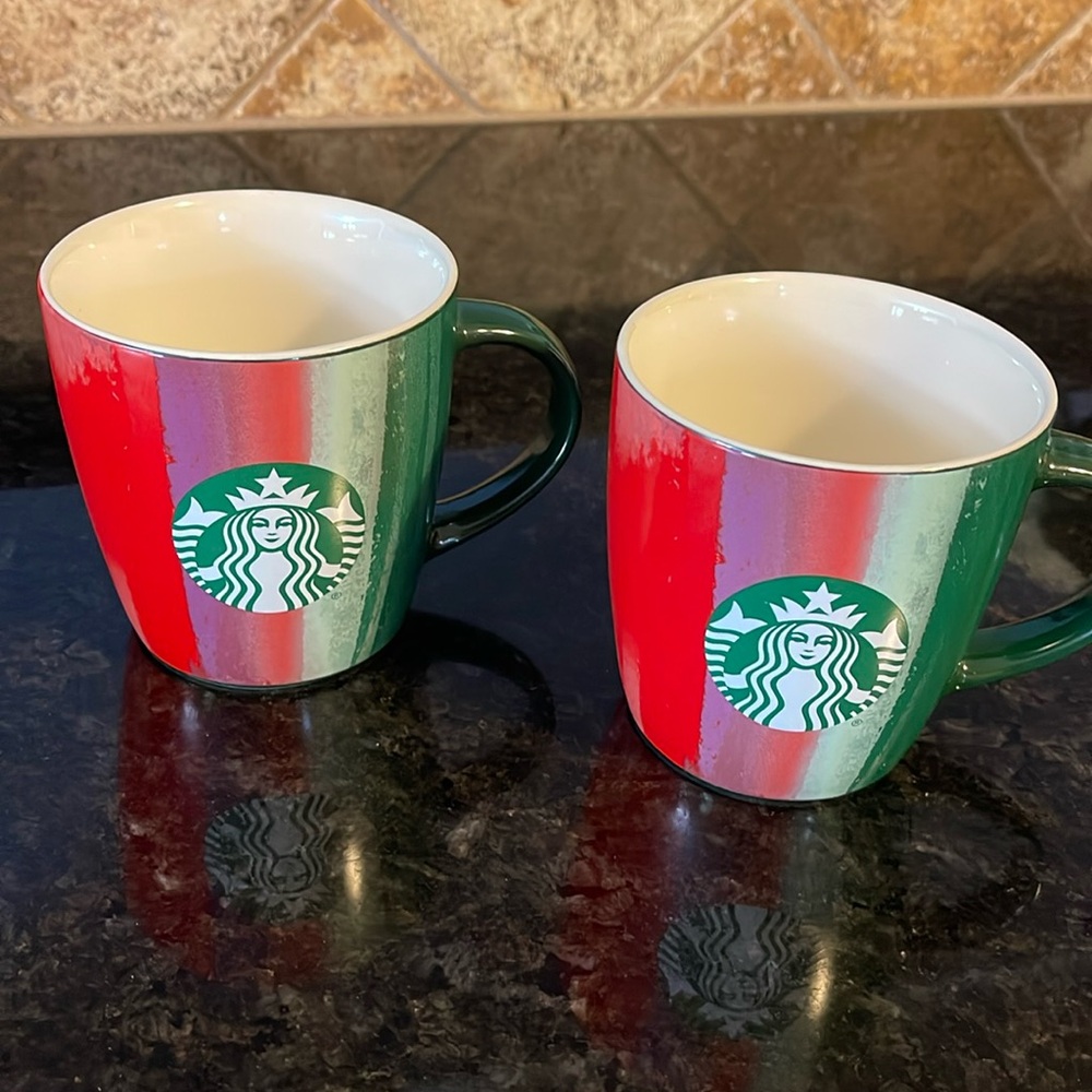 Starbucks
2021 Vertical Paint Stripes 12 Ounce Mugs Red Green Stripes